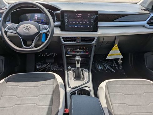 New 2026 Volkswagen Taos SE FWD image 15