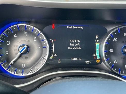 Used 2023 Chrysler Pacifica Touring-L image 20