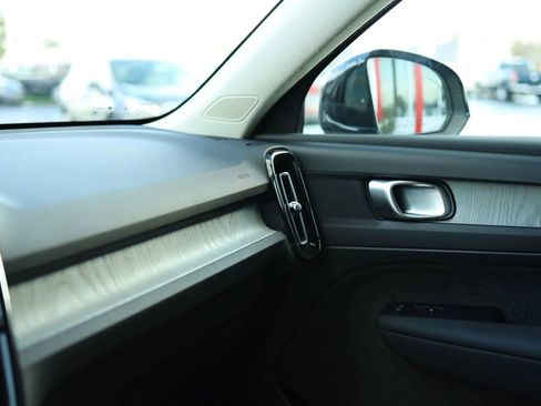 Used 2025 Volvo XC40 B5 Core image 29