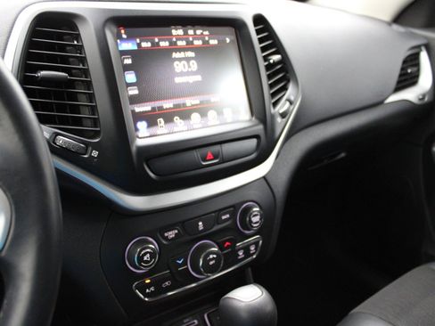 Used 2018 Jeep Cherokee Latitude Plus FWD image 19