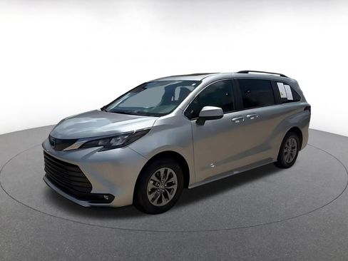 Used 2025 Toyota Sienna XLE FWD image 6