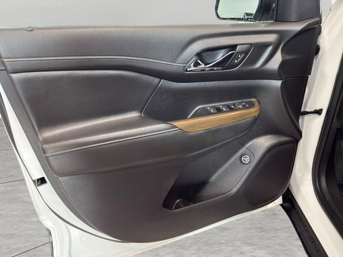 Used 2023 GMC Acadia SLE w/ Driver Convenience Package image 8