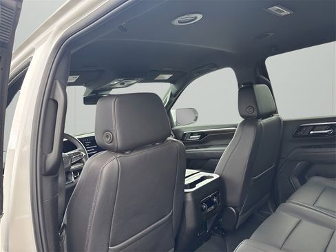 Used 2025 Chevrolet Suburban Z71 image 14