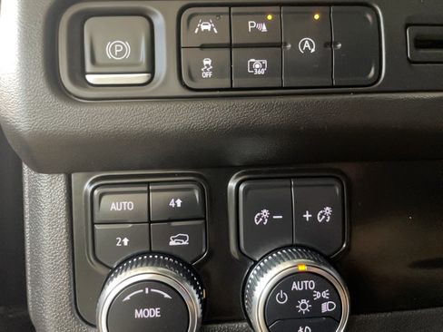 Used 2023 GMC Yukon XL SLT w/ SLT Premium Package AWD/4WD image 18