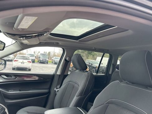 Used 2022 Jeep Grand Cherokee Laredo w/ Luxury Tech Group I image 11