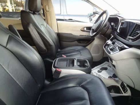 Used 2017 Chrysler Pacifica Touring-L image 10