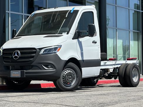 New 2024 Mercedes-Benz Sprinter 4500 image 2