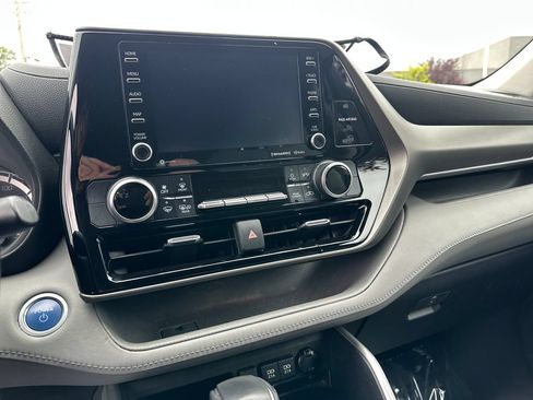 Used 2021 Toyota Highlander LE AWD/4WD image 24