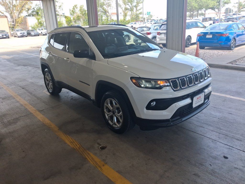 Used 2025 Jeep Compass Latitude w/ Sun & Sound Group AWD/4WD image 5