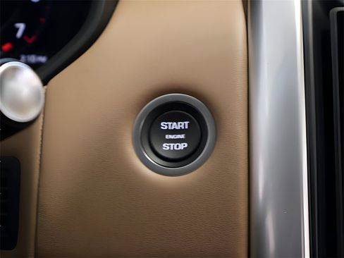 Used 2025 Land Rover Discovery Metropolitan Edition image 56