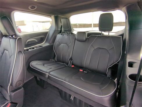 New 2026 Chrysler Pacifica Limited w/ S Appearance Package image 16