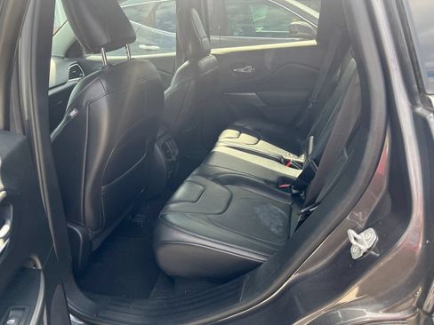 Used 2019 Jeep Cherokee Limited w/ Trailer Tow Group AWD/4WD image 9
