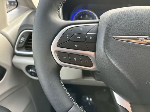 Certified 2024 Chrysler Pacifica Touring-L image 11