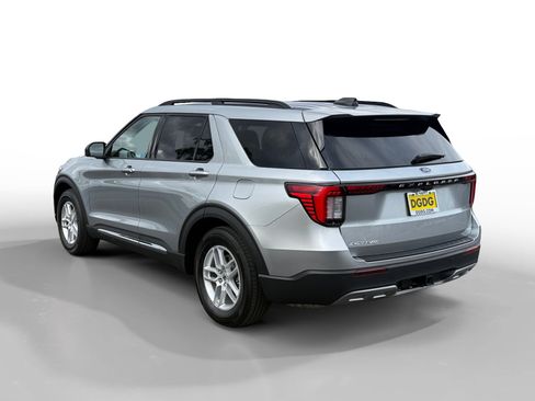 Used 2025 Ford Explorer Active w/ Active Comfort Package image 3