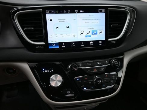 Used 2023 Chrysler Pacifica Touring-L FWD image 7