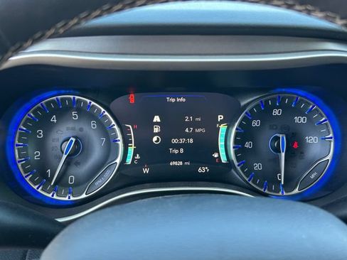 Used 2023 Chrysler Pacifica Touring-L FWD image 21