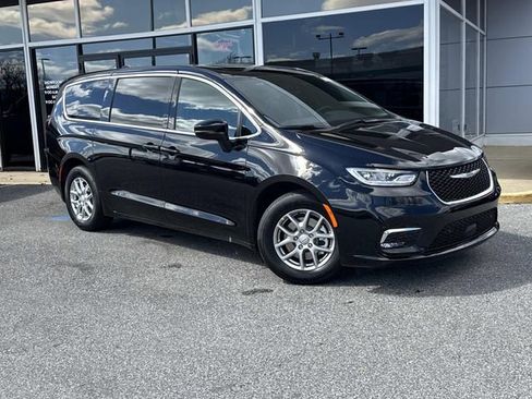 New 2026 Chrysler Pacifica Select image 2