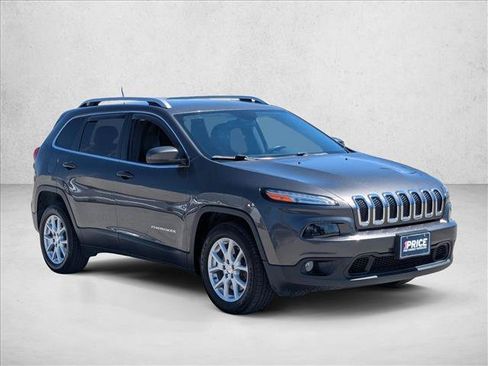 Used 2018 Jeep Cherokee Latitude Plus FWD image 3