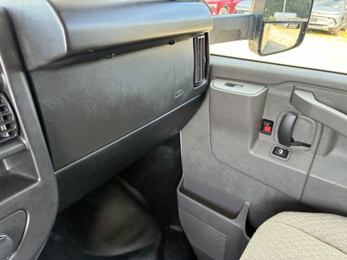 Used 2024 Chevrolet Express 4500 Extended w/ Power Convenience Package RWD image 18
