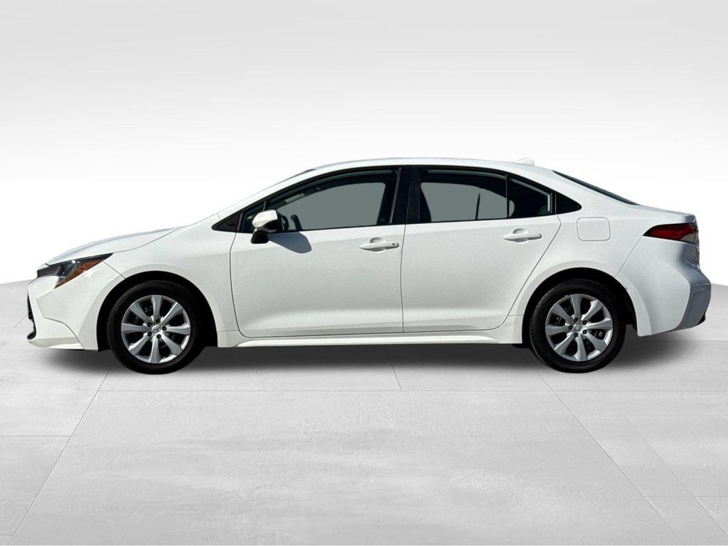 Used 2024 Toyota Corolla LE FWD image 2
