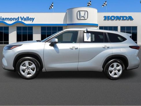 Used 2025 Toyota Highlander LE FWD image 9