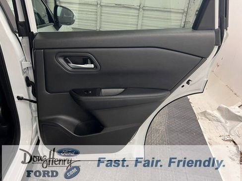 Used 2025 Nissan Rogue SV image 34