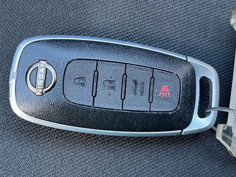 Used 2025 Nissan Versa SV FWD image 28