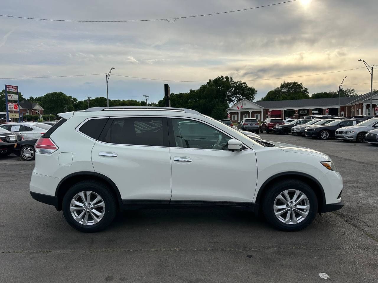 Used 2015 Nissan Rogue SV w/ SV Premium Package FWD image 11