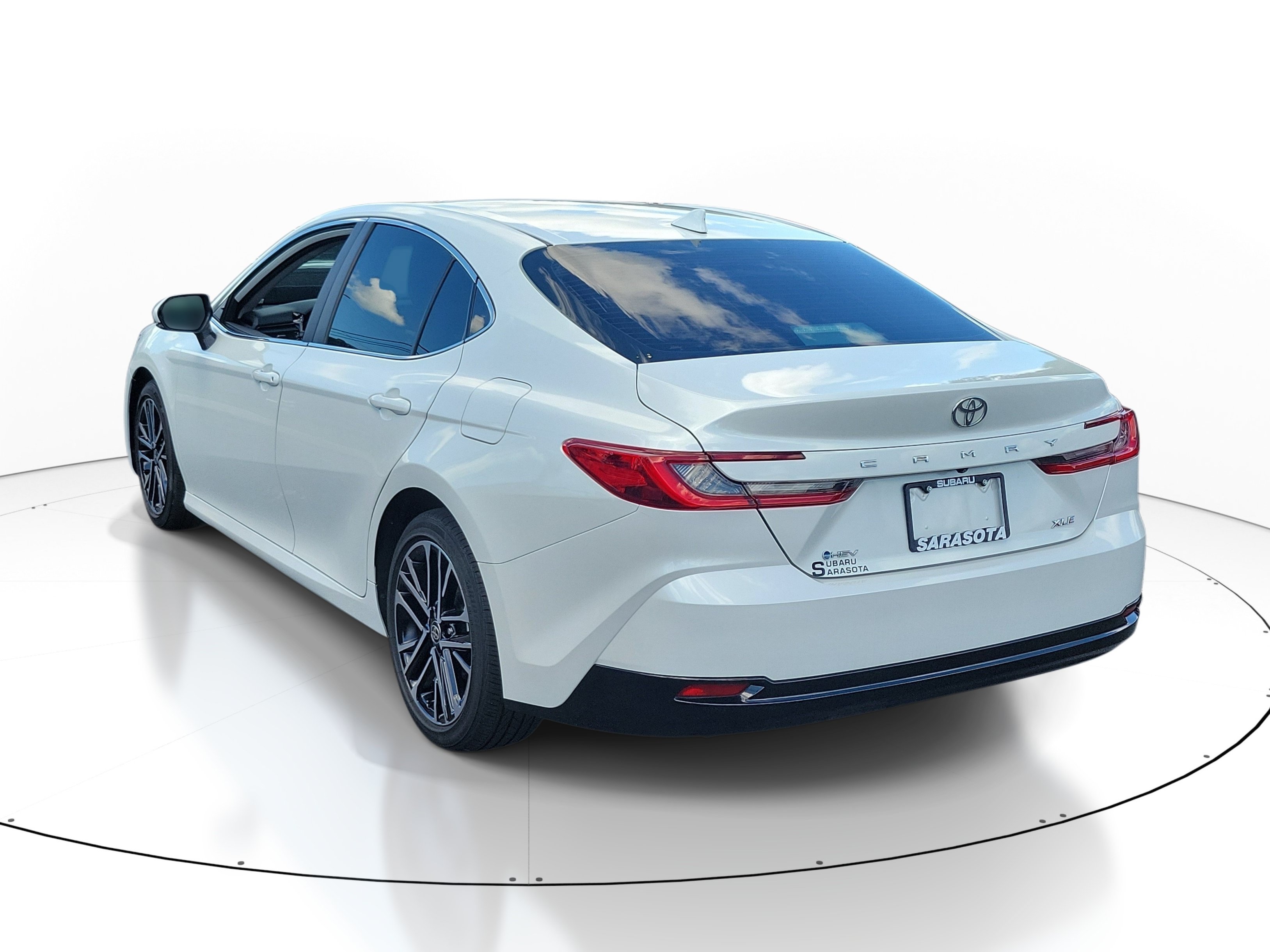 Used 2025 Toyota Camry XLE FWD image 4