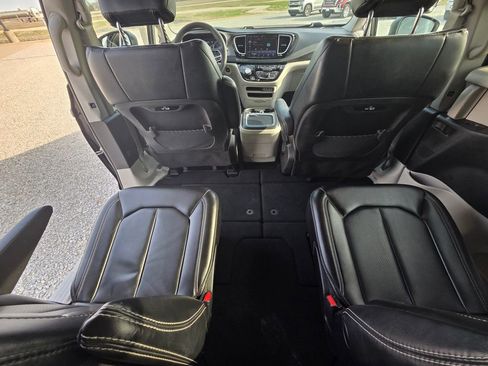 Used 2023 Chrysler Pacifica Touring-L FWD image 25