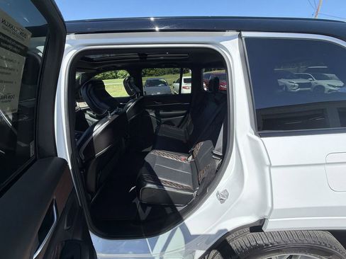 Used 2025 Jeep Grand Cherokee Summit AWD/4WD image 23