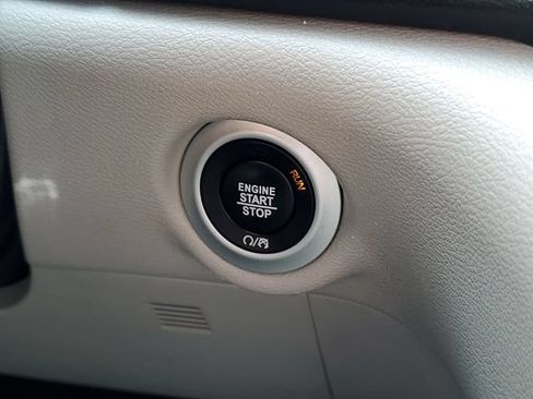 Used 2023 Chrysler Pacifica Touring-L FWD image 15