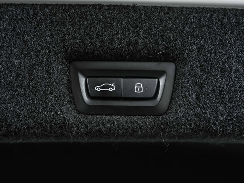 Used 2023 BMW 740i w/ Parking Assistance Package image 98