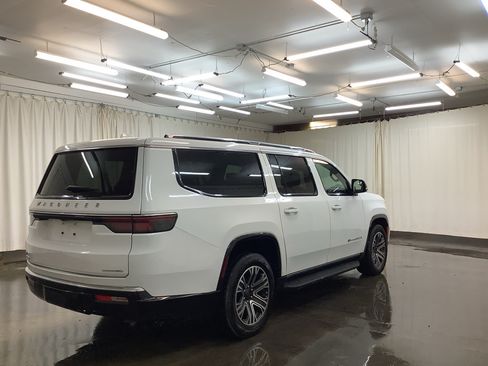 Used 2023 Jeep Wagoneer L Series II AWD/4WD image 5