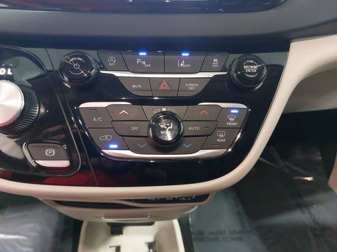 Used 2024 Chrysler Pacifica Touring-L image 35