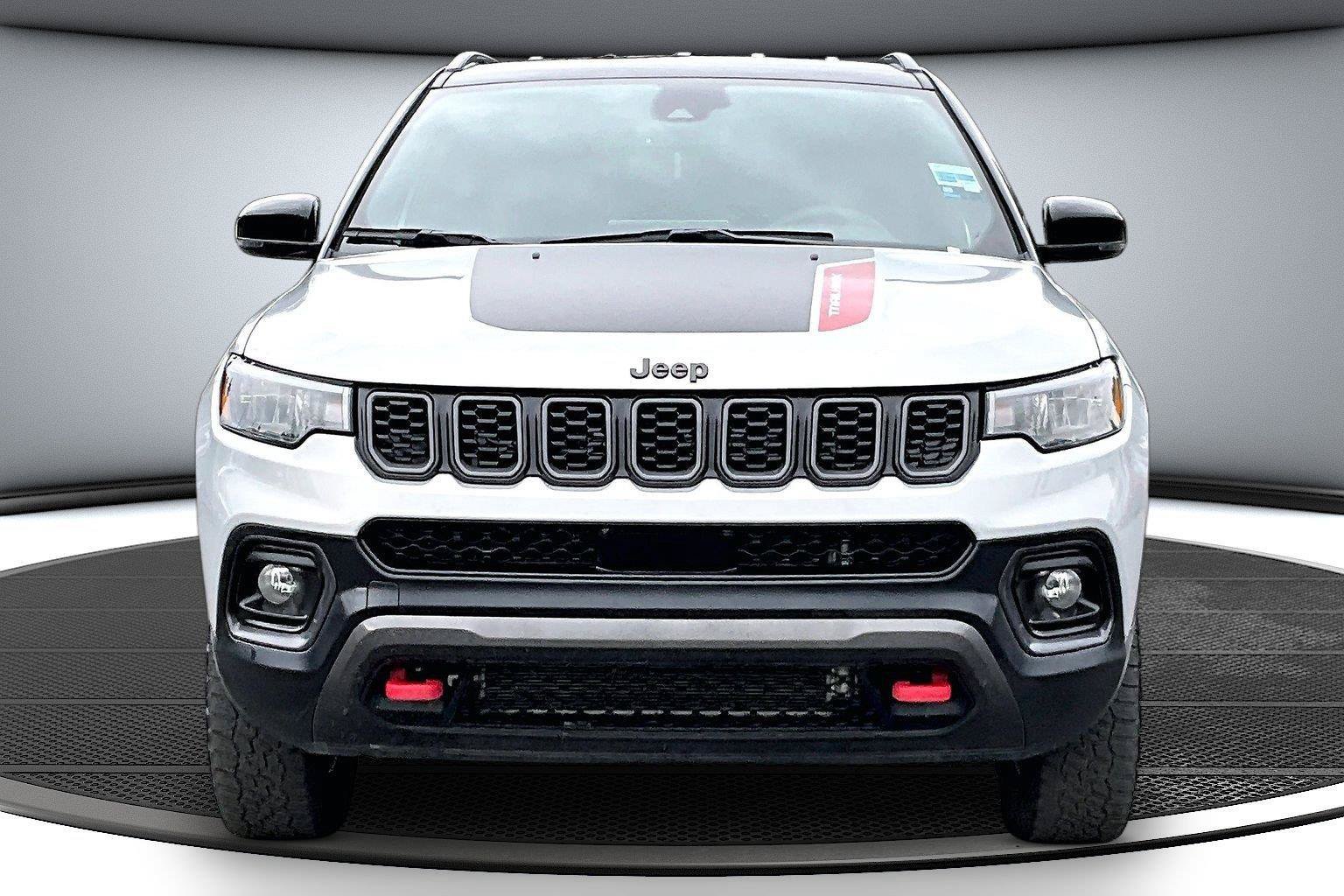 Used 2025 Jeep Compass Trailhawk AWD/4WD image 3