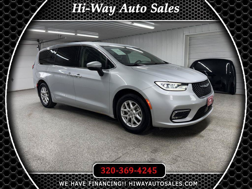 Used 2023 Chrysler Pacifica Touring-L FWD image 1