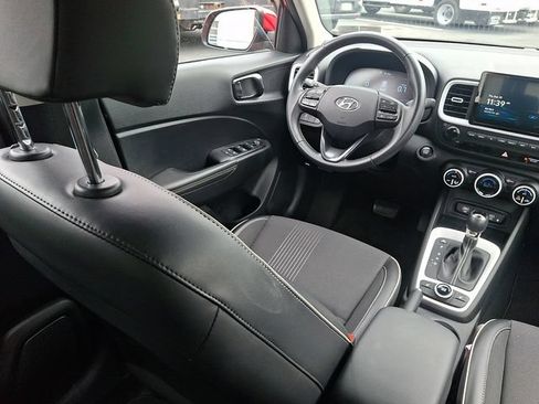Used 2023 Hyundai Venue Limited FWD image 17