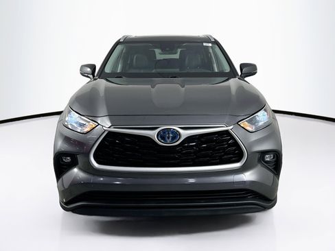 Used 2023 Toyota Highlander XLE image 2