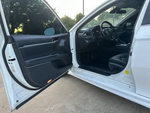 Used 2019 Toyota Camry SE FWD image 8