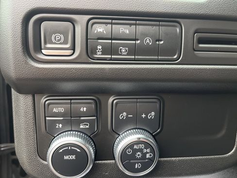 Used 2023 GMC Yukon SLT w/ SLT Luxury Package image 22