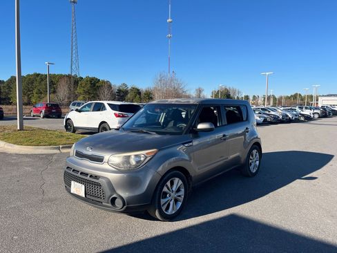 Used 2015 Kia Soul + image 3
