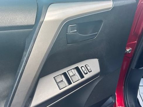 Used 2018 Toyota RAV4 LE AWD/4WD image 13