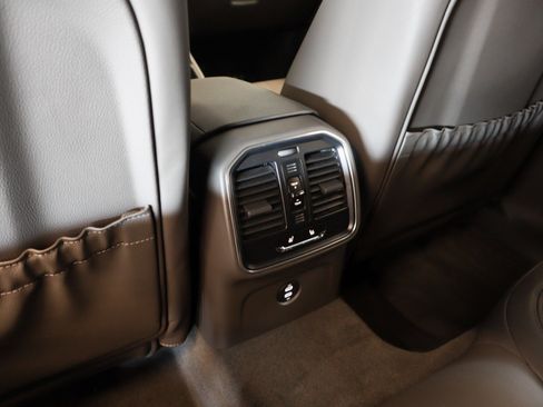 Certified 2024 Porsche Macan image 23