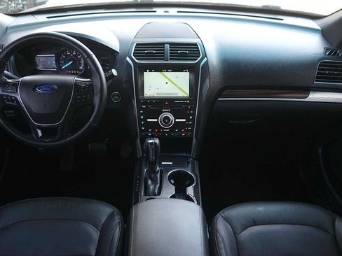 Used 2018 Ford Explorer Limited w/ Equipment Group 301A FWD image 10