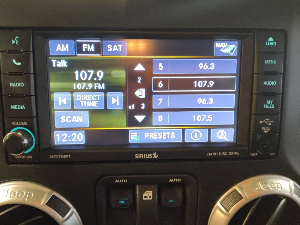 Used 2018 Jeep Wrangler Sahara w/ Connectivity Group AWD/4WD image 25
