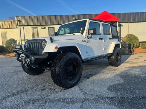 Used 2017 Jeep Wrangler Unlimited Sahara AWD/4WD image 3