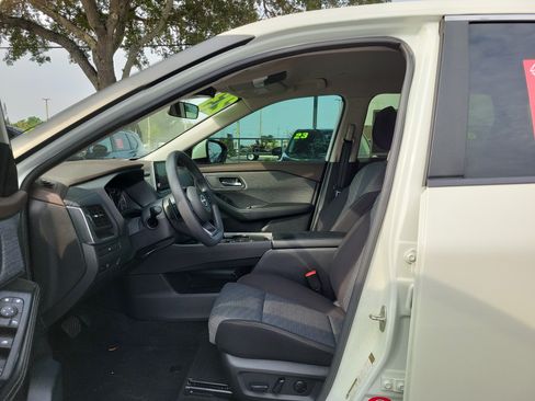 Certified 2023 Nissan Rogue SV FWD image 18