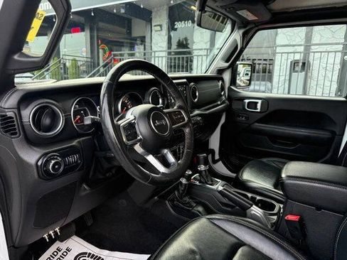 Used 2019 Jeep Wrangler Unlimited Sahara w/ Uconnect 4C Nav & Sound Group AWD/4WD image 18