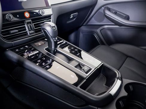 Certified 2025 Porsche Macan AWD/4WD image 20